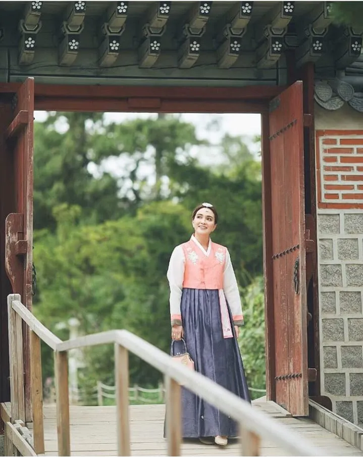 Mengulik Cantiknya 12+ Selebritas dan Instagram Darling yang Tampil dalam Balutan Hanbok Khas Korea. Kamu Pasti Jadi Mupeng Juga 17