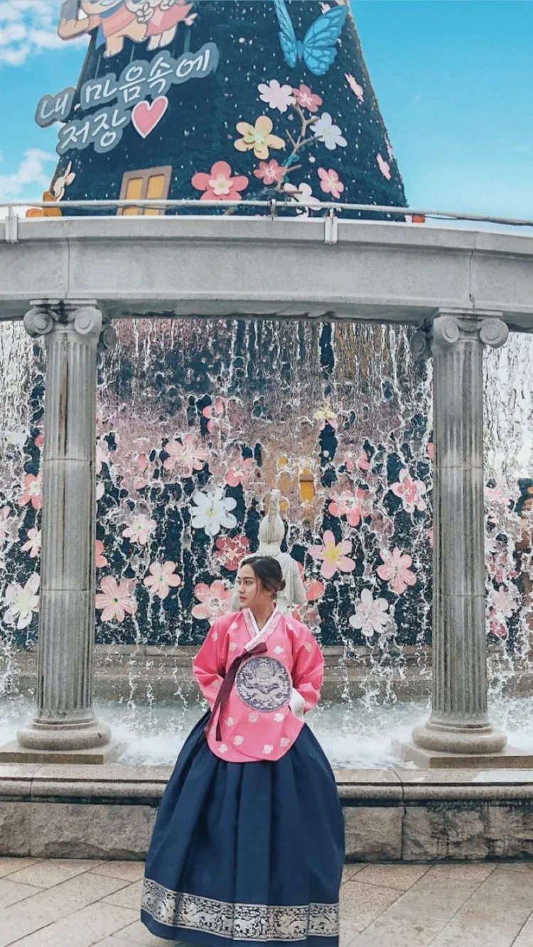 Mengulik Cantiknya 12+ Selebritas dan Instagram Darling yang Tampil dalam Balutan Hanbok Khas Korea. Kamu Pasti Jadi Mupeng Juga 26