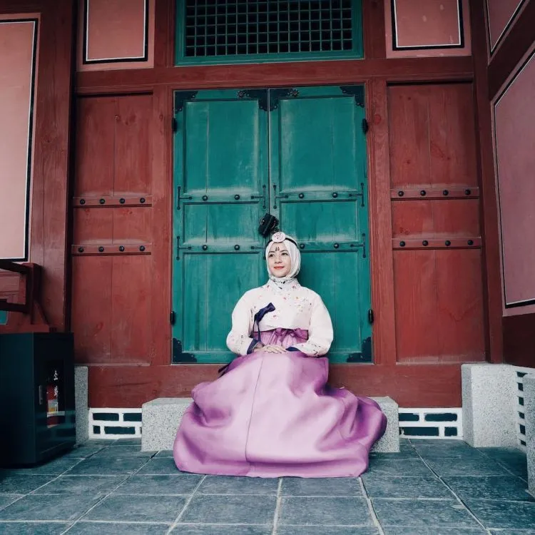 Mengulik Cantiknya 12+ Selebritas dan Instagram Darling yang Tampil dalam Balutan Hanbok Khas Korea. Kamu Pasti Jadi Mupeng Juga 19