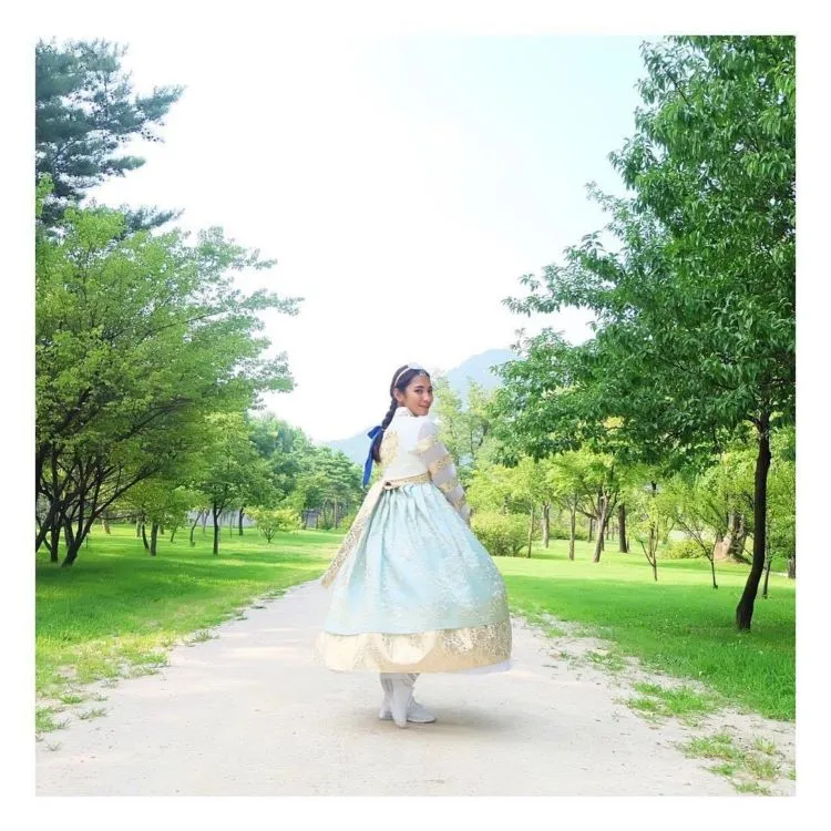 Mengulik Cantiknya 12+ Selebritas dan Instagram Darling yang Tampil dalam Balutan Hanbok Khas Korea. Kamu Pasti Jadi Mupeng Juga 20