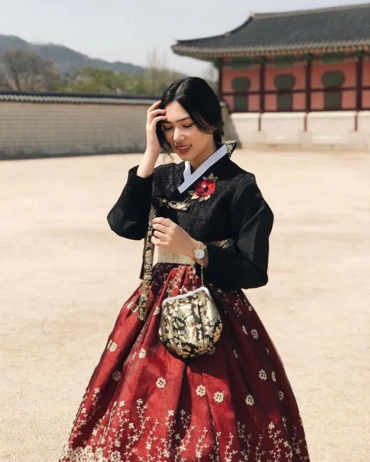 Mengulik Cantiknya 12+ Selebritas dan Instagram Darling yang Tampil dalam Balutan Hanbok Khas Korea. Kamu Pasti Jadi Mupeng Juga 22