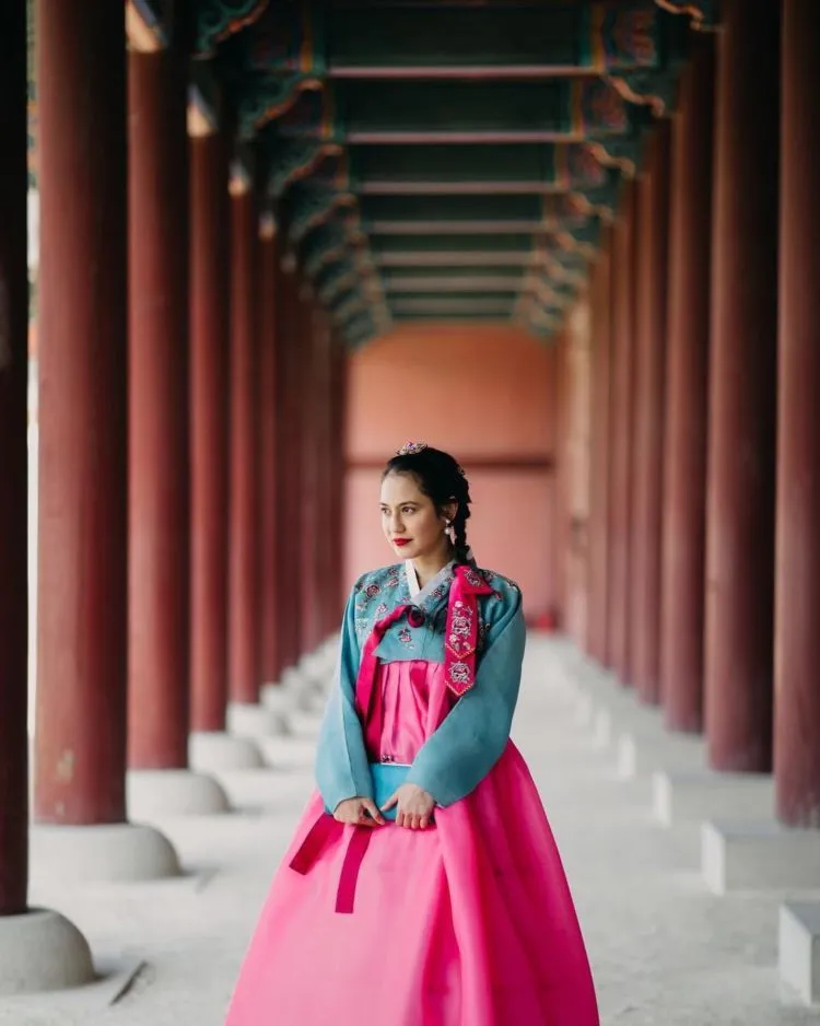 Mengulik Cantiknya 12+ Selebritas dan Instagram Darling yang Tampil dalam Balutan Hanbok Khas Korea. Kamu Pasti Jadi Mupeng Juga 23
