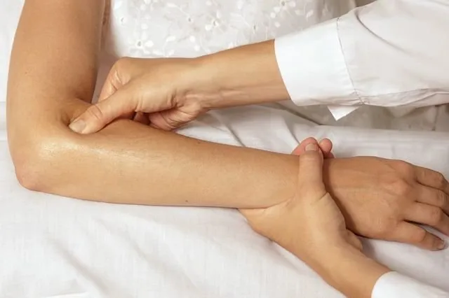 10 Kumpulan Titik Akupresur untuk Redakan Sakit Ringan. Cuma Modal Jari Tangan! 18
