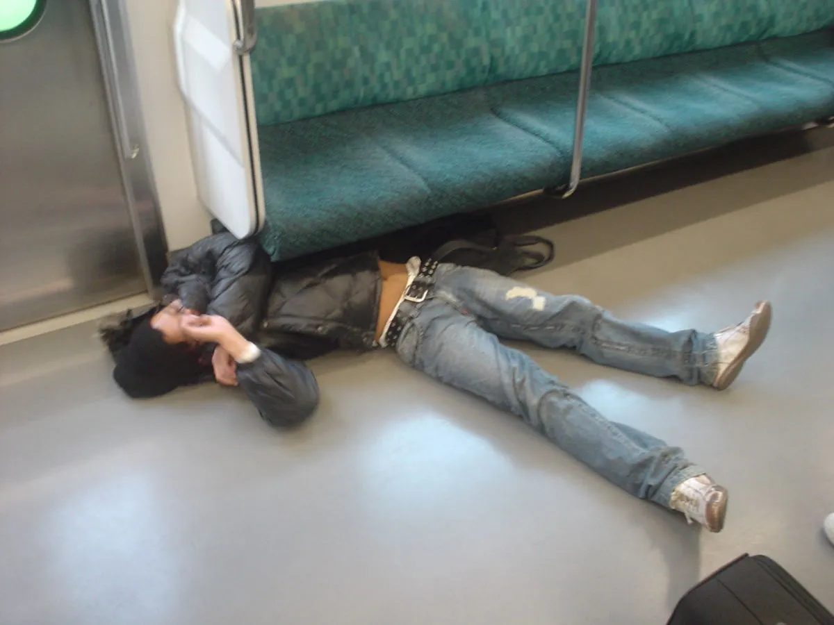 Kebiasaan 'Inemuri' Jadi Solusi Tidur di Tengah Jepang yang Gila Kerja. Tidur Sembarangan Dimaklumi 15
