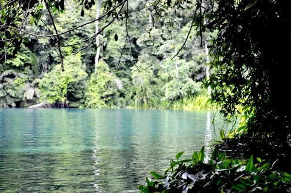 7 Alasan Kamu Harus Liburan ke Labuan Cermin. Surga Tersembunyi yang Airnya Sebening Kaca! 12