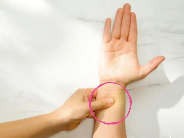 10 Kumpulan Titik Akupresur untuk Redakan Sakit Ringan. Cuma Modal Jari Tangan! 13