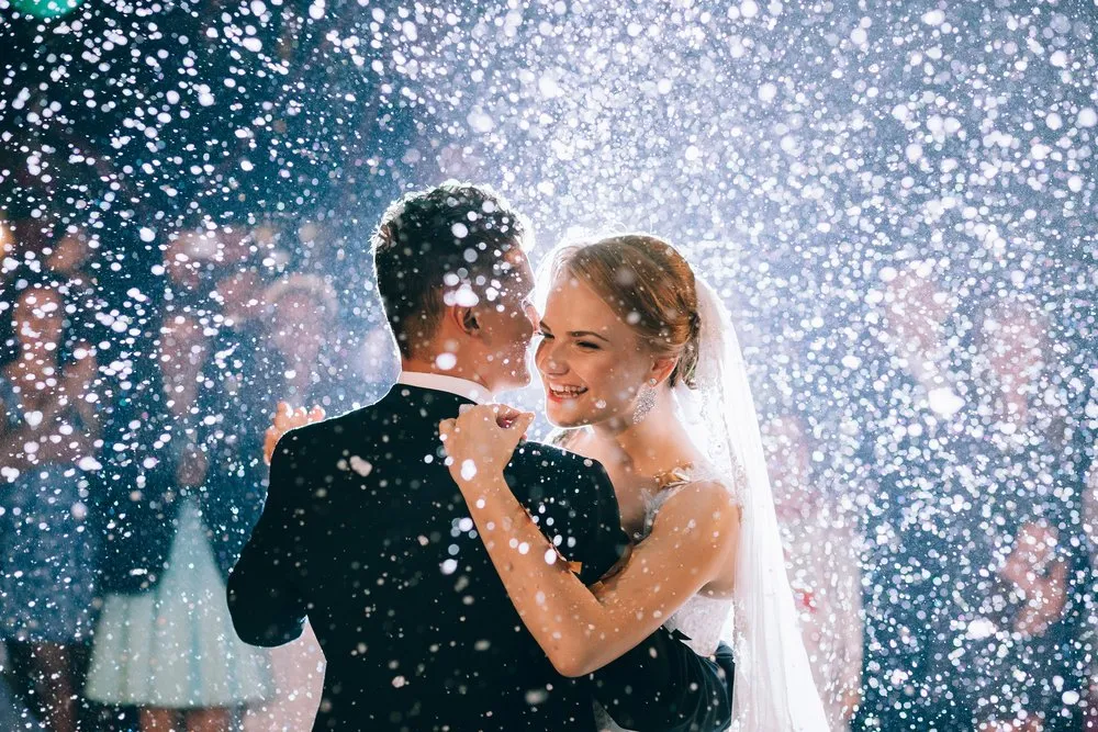 7 Referensi Lagu Manis nan Romantis untuk Pesta Resepsimu. Bakal Ikut Nyanyi Deh Para Tamu!