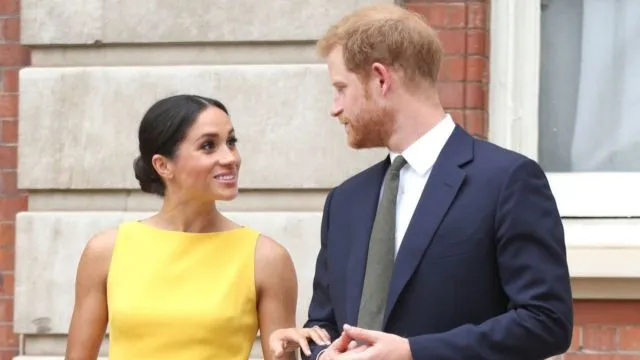 10 Foto Meghan dan Prince Harry Ini Bikin Kamu Mengamini. Bahwa Cinta Tumbuh Subur dari Tatapan Mata 14