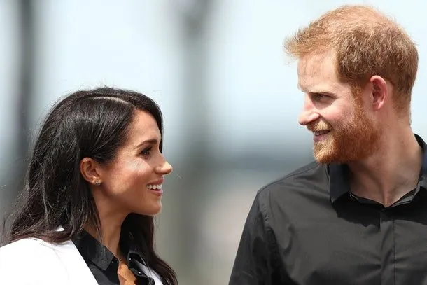 10 Foto Meghan dan Prince Harry Ini Bikin Kamu Mengamini. Bahwa Cinta Tumbuh Subur dari Tatapan Mata 12