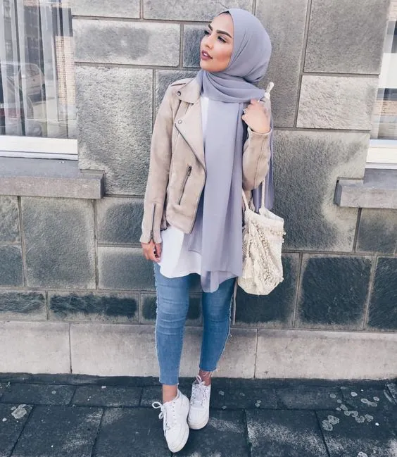 8 Padu Padan Hijab Kasual untuk Usia 20-an. Nggak Berlebihan Juga Dipakai Anak Kuliahan 15