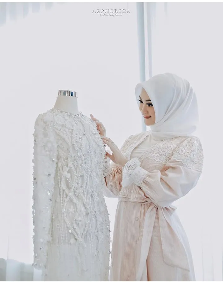 8 Ide Busana Pernikahan ala Indah Nada Puspita. Nggak Selamanya Hijab Harus Ditumpuk Tebal Demi Hasil Maksimal 9