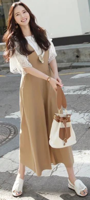 Manis dan Lucu, Ini 9 Ide Model Jumpsuit Ala Korea. Buat yang Berhijab pun Ada! 12