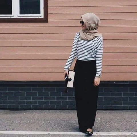 8 Padu Padan Hijab Kasual untuk Usia 20-an. Nggak Berlebihan Juga Dipakai Anak Kuliahan 14