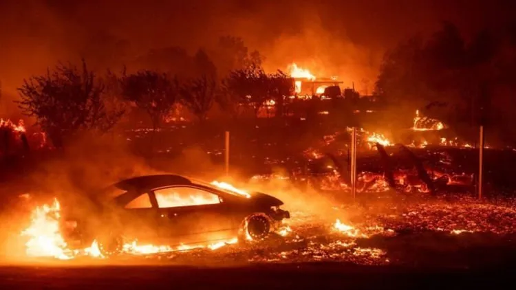 11+ Potret Mengerikan Kebakaran Hutan di California. Rumah Mewah Seleb Hollywood Banyak yang Kena! 16