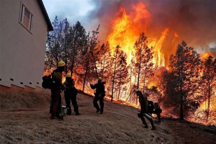 11+ Potret Mengerikan Kebakaran Hutan di California. Rumah Mewah Seleb Hollywood Banyak yang Kena! 13