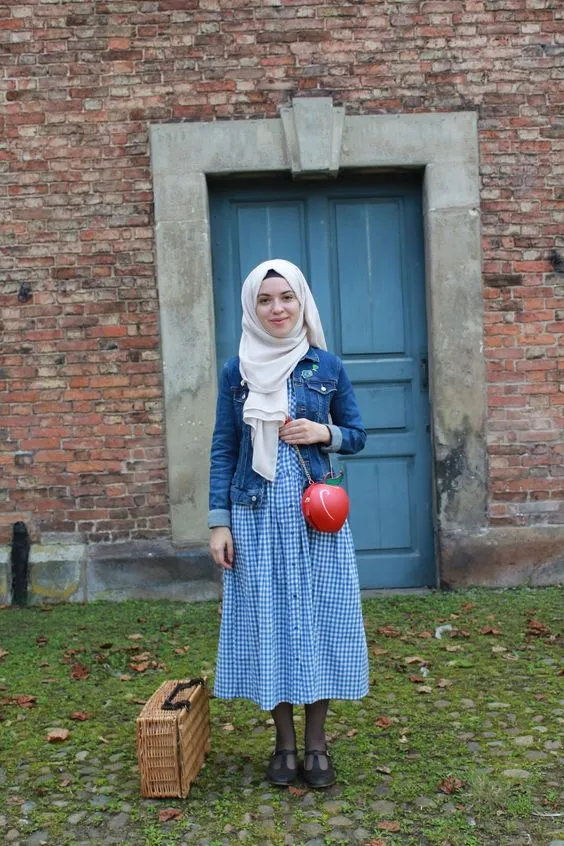 8 Padu Padan Hijab Kasual untuk Usia 20-an. Nggak Berlebihan Juga Dipakai Anak Kuliahan 13
