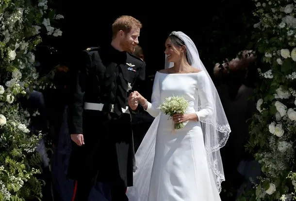 10 Foto Meghan dan Prince Harry Ini Bikin Kamu Mengamini. Bahwa Cinta Tumbuh Subur dari Tatapan Mata 20