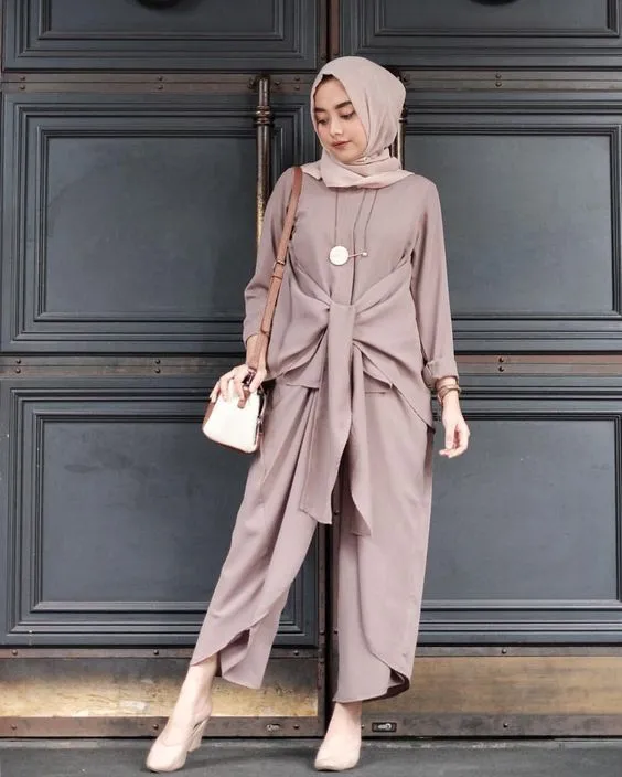 Manis dan Lucu, Ini 9 Ide Model Jumpsuit Ala Korea. Buat yang Berhijab pun Ada! 17