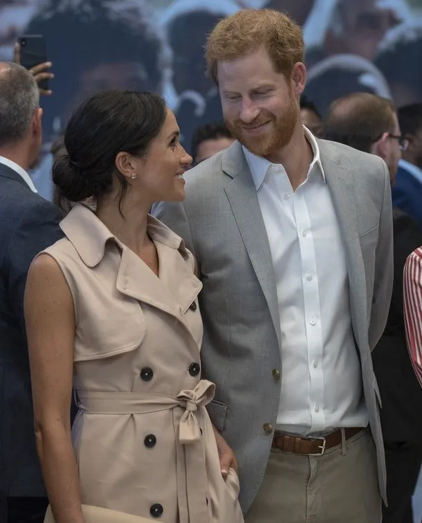 10 Foto Meghan dan Prince Harry Ini Bikin Kamu Mengamini. Bahwa Cinta Tumbuh Subur dari Tatapan Mata 13