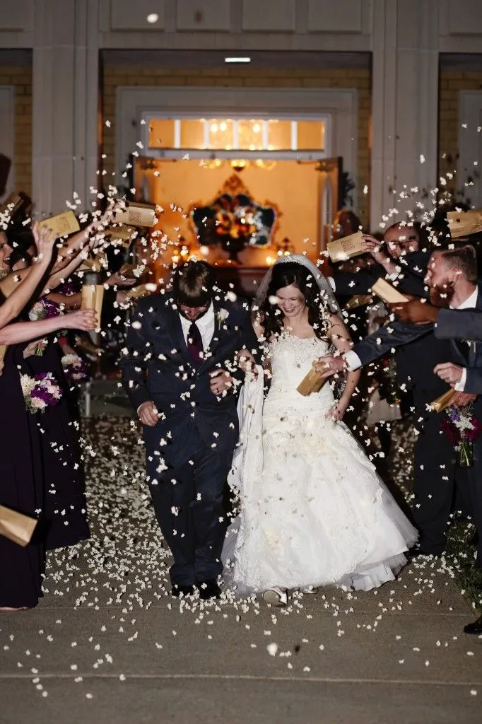 15 Ide Taburan Wedding Exit Toss untuk Pernikahanmu yang Berkesan. Keluar Gedung, Disambut Bak Raja dan Ratu oleh Tamu Undangan 30