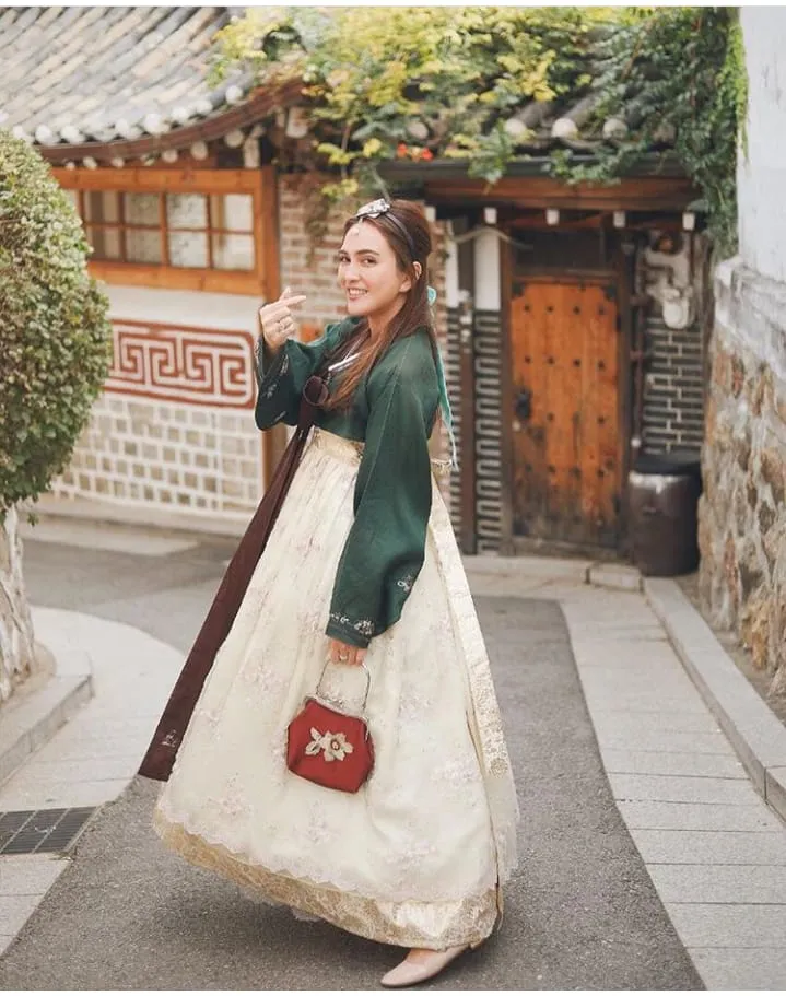 Mengulik Cantiknya 12+ Selebritas dan Instagram Darling yang Tampil dalam Balutan Hanbok Khas Korea. Kamu Pasti Jadi Mupeng Juga 16