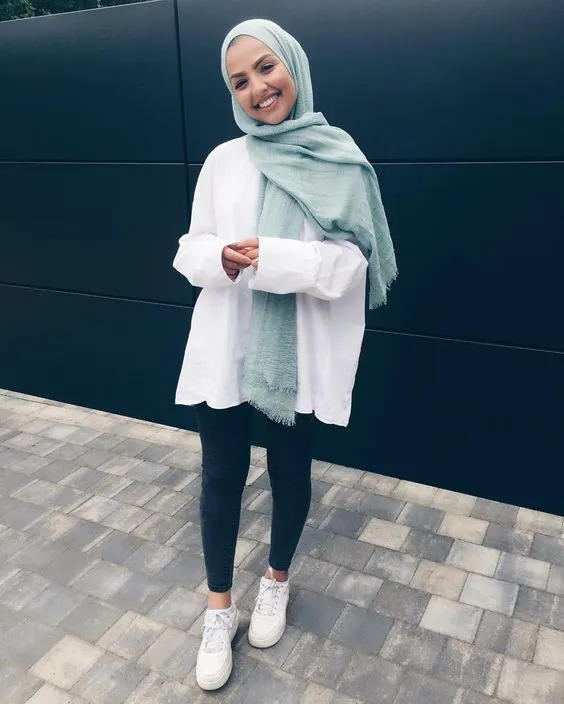 8 Padu Padan Hijab Kasual untuk Usia 20-an. Nggak Berlebihan Juga Dipakai Anak Kuliahan 11