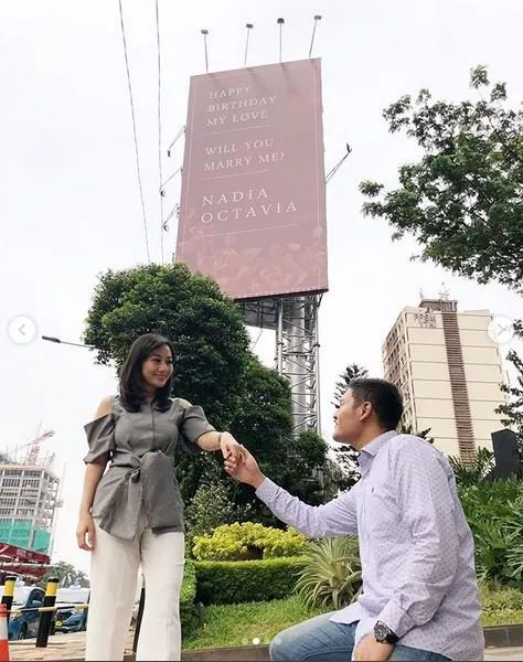 Foto Cewek Dilamar Pakai Billboard Jadi Viral, Warganet: Kasihan Finansial Cowok yang Pas-Pasan~ 4