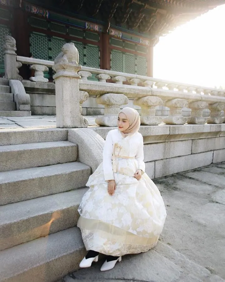 Mengulik Cantiknya 12+ Selebritas dan Instagram Darling yang Tampil dalam Balutan Hanbok Khas Korea. Kamu Pasti Jadi Mupeng Juga 14