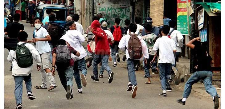 6 Gotong Royong Kekinian ala Indonesia yang Justru Bikin Miris. Saling Bahu-Membahu Langgar Aturan 6
