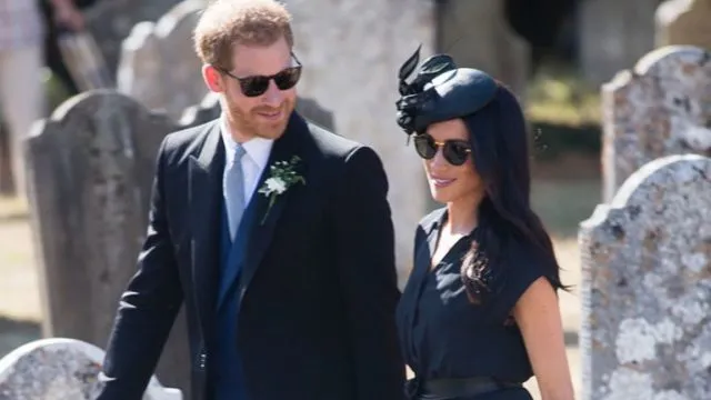 10 Foto Meghan dan Prince Harry Ini Bikin Kamu Mengamini. Bahwa Cinta Tumbuh Subur dari Tatapan Mata 17