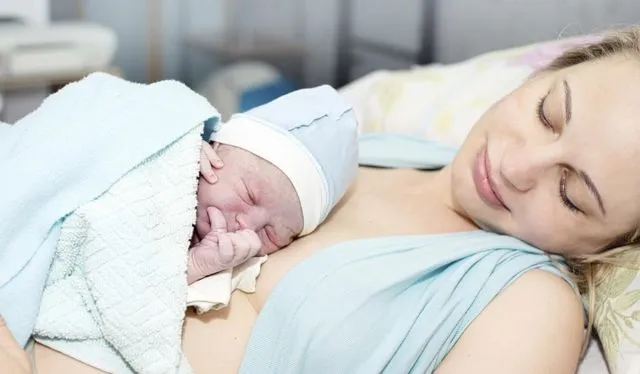 13 Potret Haru Terekam Kamera Para Ibu Saat Pertama Kali Menggendong Anaknya. Kebahagiaan yang Tak Ternilai Harganya 18