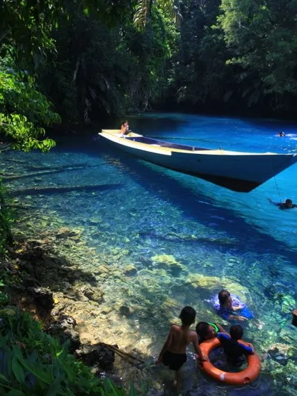 7 Alasan Kamu Harus Liburan ke Labuan Cermin. Surga Tersembunyi yang Airnya Sebening Kaca! 8