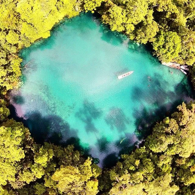 7 Alasan Kamu Harus Liburan ke Labuan Cermin. Surga Tersembunyi yang Airnya Sebening Kaca! 11