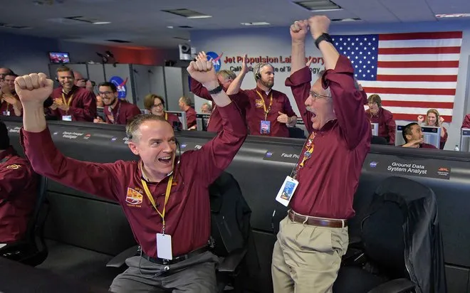 Baru Mendarat, Begini Penampakan Pertama Planet Mars dari Pesawat Milik NASA. Asli, Bikin Takjub! 14