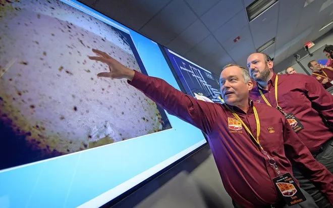 Baru Mendarat, Begini Penampakan Pertama Planet Mars dari Pesawat Milik NASA. Asli, Bikin Takjub! 18