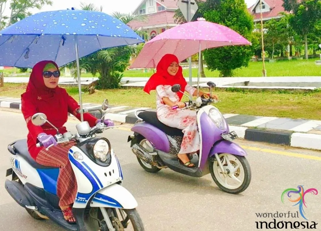 Kena Hujan di Tengah Jalan? Tenang, 10 Cara Berlindung ini Dijamin Bisa Bikin Kamu Semangat Lagi! 17