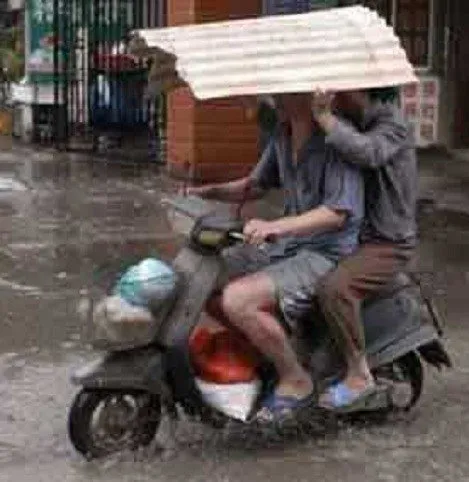 Kena Hujan di Tengah Jalan? Tenang, 10 Cara Berlindung ini Dijamin Bisa Bikin Kamu Semangat Lagi! 15