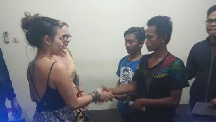 Dituduh Curi Uang Bule, 2 Pria di Bali Ini Langsung Dikeroyok Warga. Padahal Cuma Salah Paham Lo :( 5
