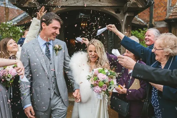 15 Ide Taburan Wedding Exit Toss untuk Pernikahanmu yang Berkesan. Keluar Gedung, Disambut Bak Raja dan Ratu oleh Tamu Undangan 19