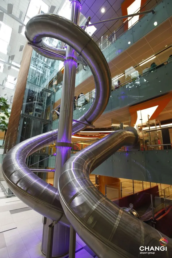 Foto-Foto Kemewahan Bandara Changi, Singapura, Ini Bakal Bikin Kamu Berdecak Kagum! 17