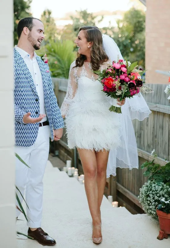 10 Inspirasi Feathered Wedding Dress, Gaun Pernikahan dengan Aksen Bulu-bulu yang Unik nan Menawan 14