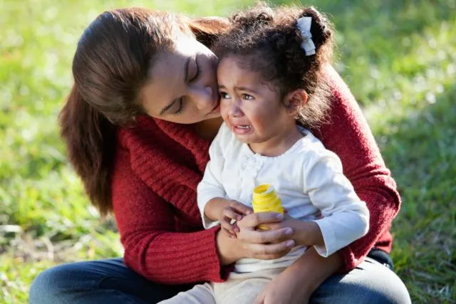Nggak Usah Malu atau Bingung, Ini 7 Trik Menenangkan Bocah yang Nangis Guling-Guling di Tempat Umum 10