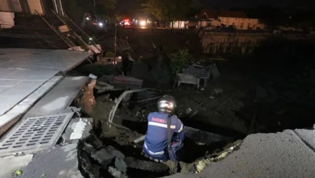 Ngeri! Jalan Gubeng, Surabaya Mendadak Ambles Hingga Sedalam 15 Meter. Inilah Penyebabnya 6