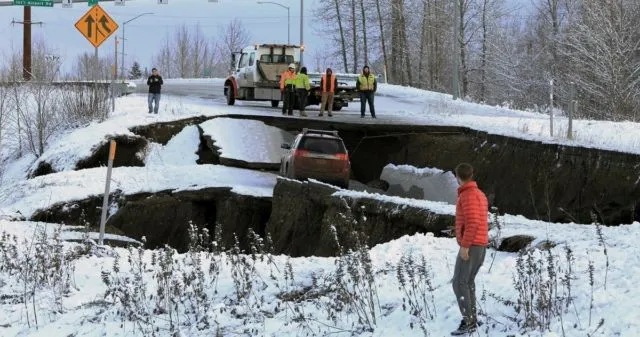Cuma Butuh 4 Hari, Jalan Alaska yang Terbelah Akibat Gempa Selesai Diperbaiki. Inilah 4 Rahasianya 5