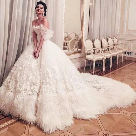 10 Inspirasi Feathered Wedding Dress, Gaun Pernikahan dengan Aksen Bulu-bulu yang Unik nan Menawan 13