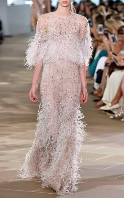 10 Inspirasi Feathered Wedding Dress, Gaun Pernikahan dengan Aksen Bulu-bulu yang Unik nan Menawan 15