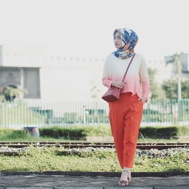 11 Padu Padan Hijab Sesuai Tren Warna 2019. Nggak Harus Beli Baru, Bongkar Lemari Aja! 17