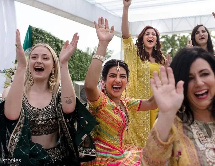 6+ Potret Kebahagiaan Jelang Pernikahan Privat Nick Jonas-Priyanka Chopra yang Menggabungkan Dua Kultur: India dan Amerika 9