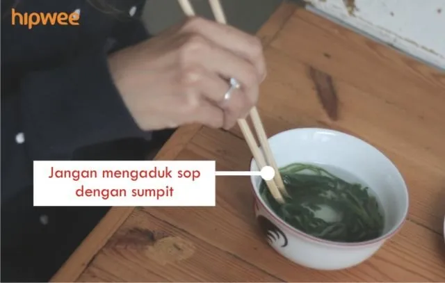 10 Etika Pakai Sumpit yang Berlaku di Jepang. Ternyata Banyak Banget Aturannya Lo 11