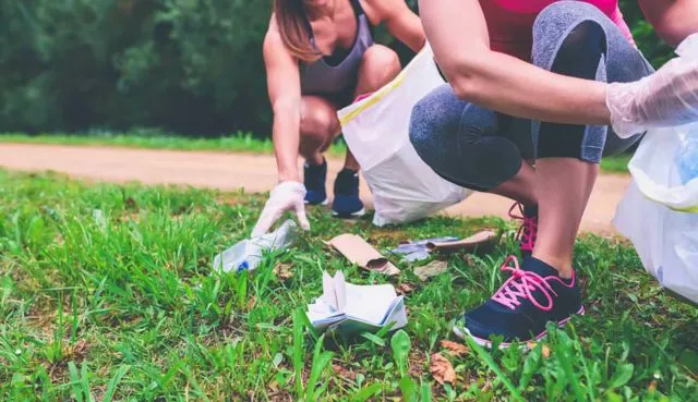 4 Fakta Soal Olahraga 'Plogging'. Nggak Hanya Sehat, Olahraga Ini Juga Bikin Lingkungan Bersih 8